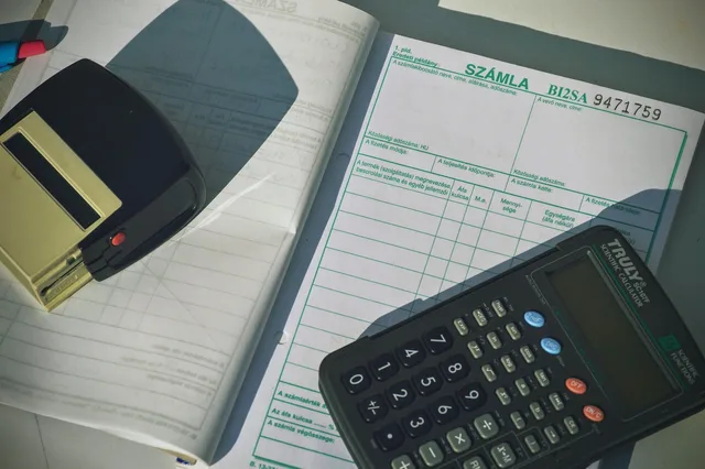 calculator, invoice, finance, business, document, receipt, office, accountant, tax, working, bill, financial, accounting, paperwork, stamp, gray finance, gray document, gray accounting, receipt, receipt, receipt, receipt, receipt. Så räknar du fram täckningsbidrag och marginal i en tjänst