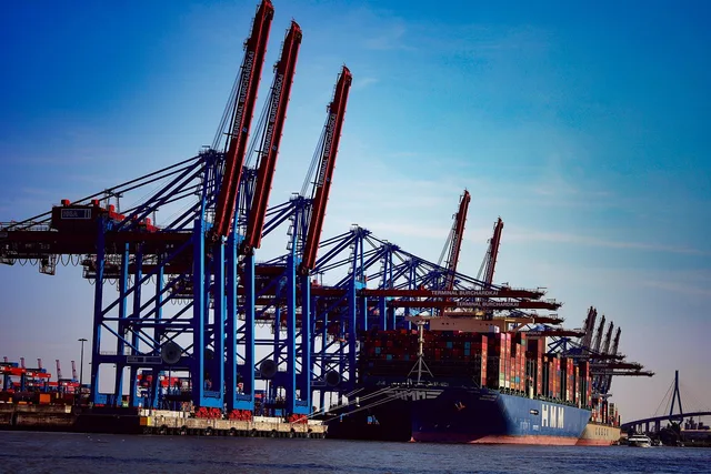 ship, freighter, container freighter, port, container terminal, hamburg, port of hamburg. Vilka offentliga register ger underlag för marknadsstorlek?